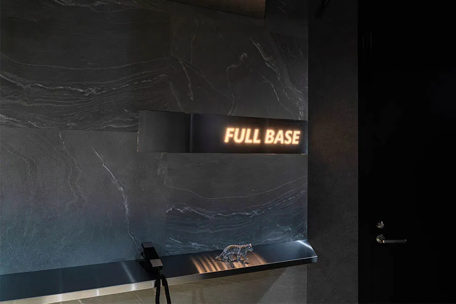 オフィスデザイン事例　株式会社FULL BASE 様　エントランス　発光サイン