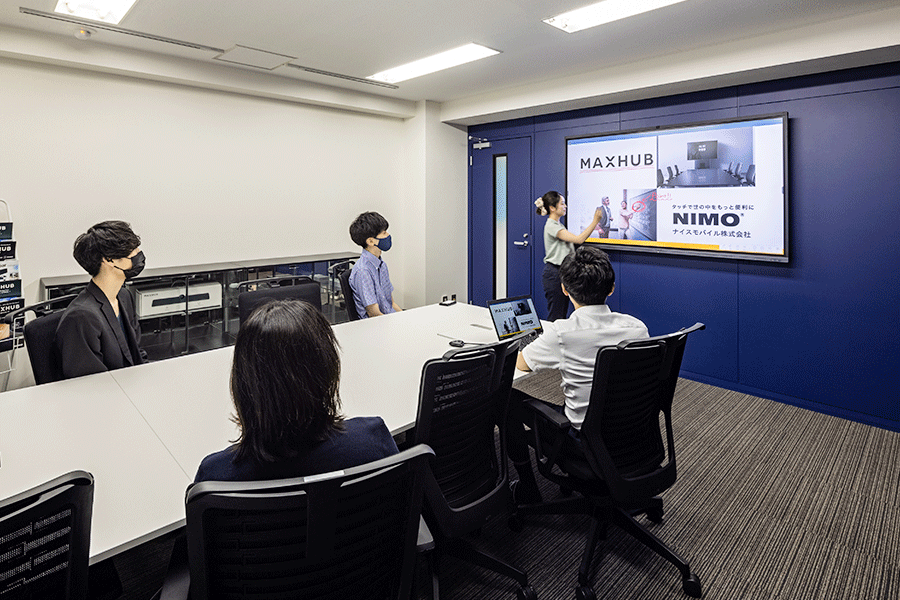 オフィスデザイン事例　ナイスモバイル株式会社様　会議室